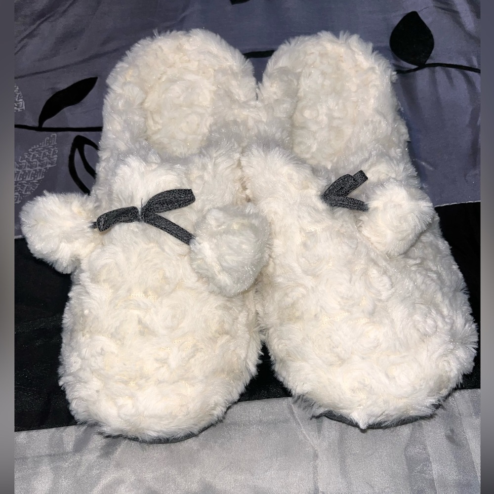White NWT soft fuzzy slippers Chill Chasers by cloud duds sz Lg women